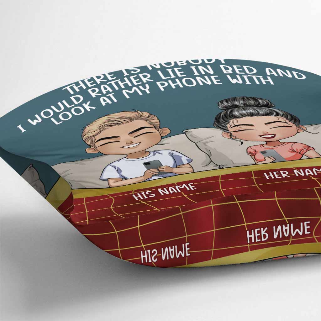 Allongez-vous dans le lit et regardez mon téléphone - Coussin décoratif personnalisé pour couple