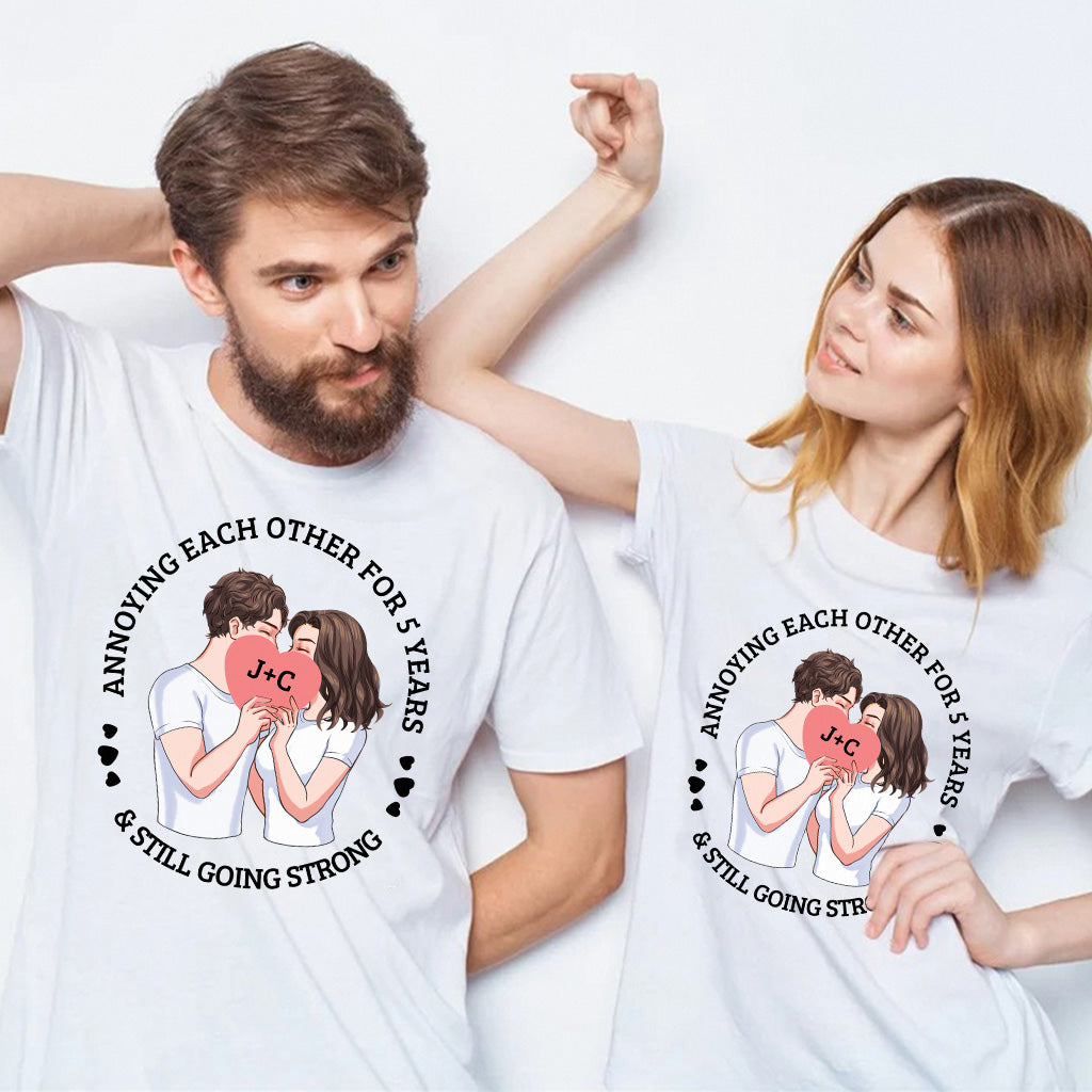 S'agacer mutuellement depuis des années et être toujours aussi amoureux - T-shirt et sweat à capuche personnalisés pour couples