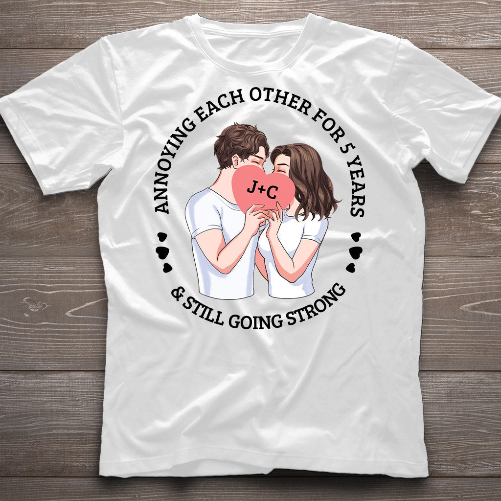 S'agacer mutuellement depuis des années et être toujours aussi amoureux - T-shirt et sweat à capuche personnalisés pour couples