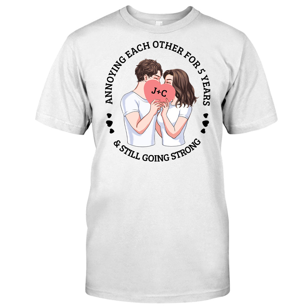 S'agacer mutuellement depuis des années et être toujours aussi amoureux - T-shirt et sweat à capuche personnalisés pour couples