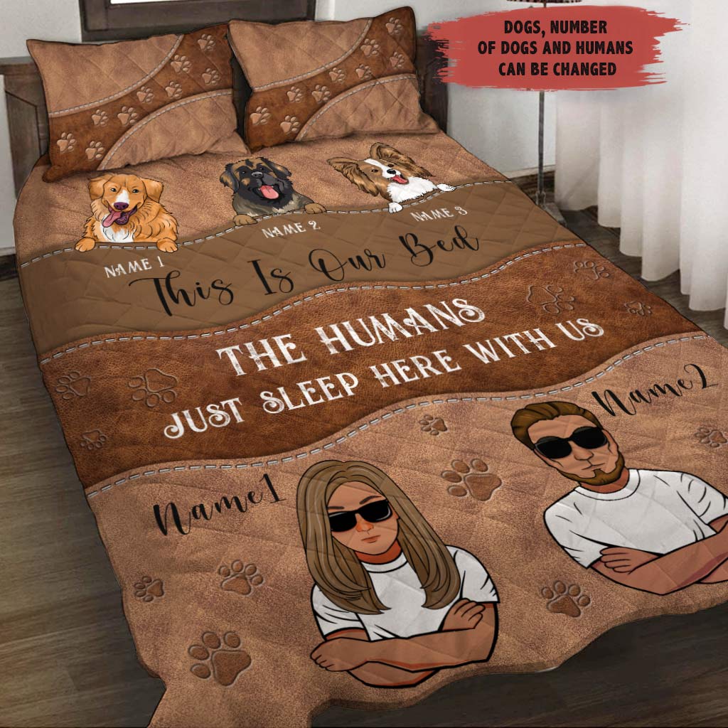 Ceci est notre lit. Les humains dorment juste ici avec nous. - Ensemble de couette personnalisé pour chien
