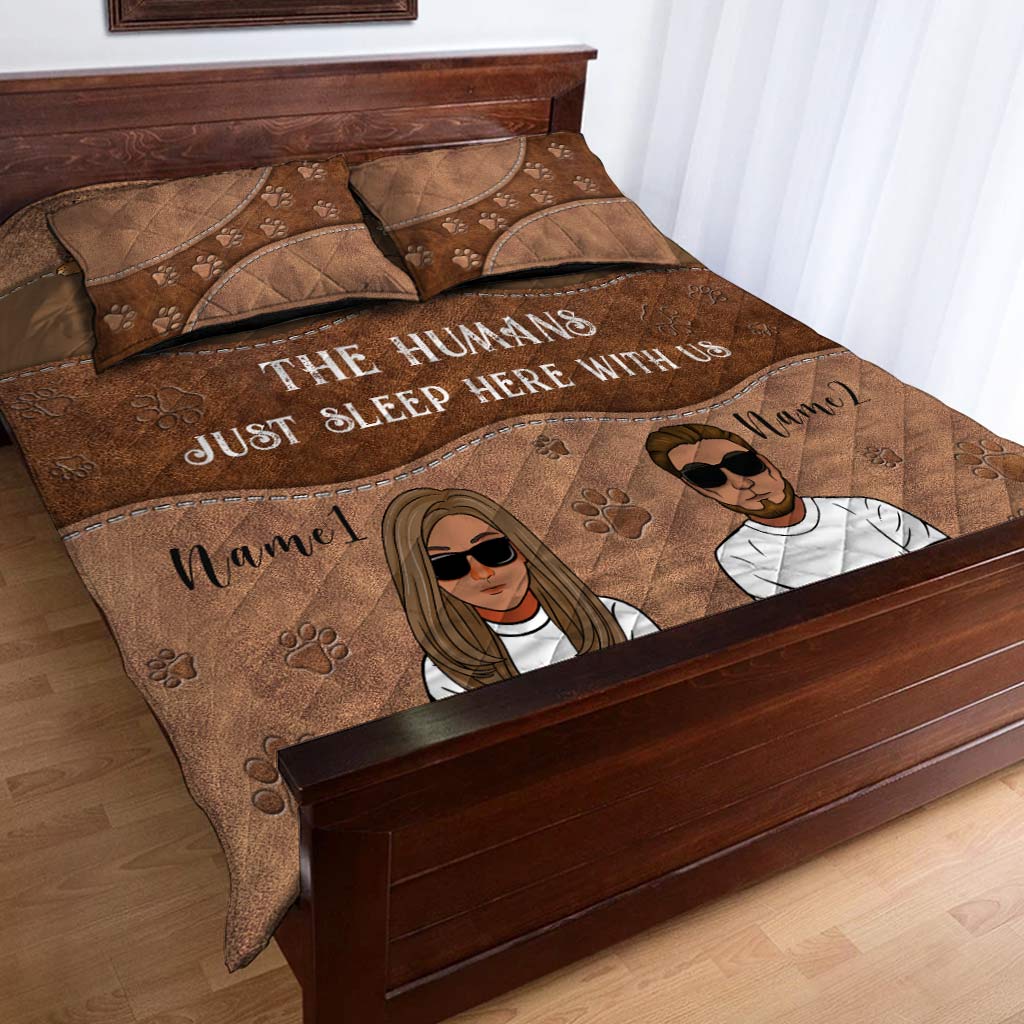 Ceci est notre lit. Les humains dorment juste ici avec nous. - Ensemble de couette personnalisé pour chien