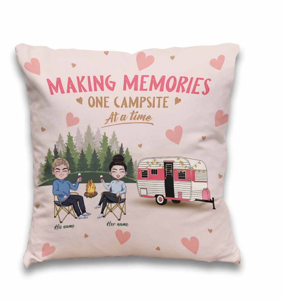 Créez des souvenirs, un camping à la fois - Coussin décoratif de camping personnalisé