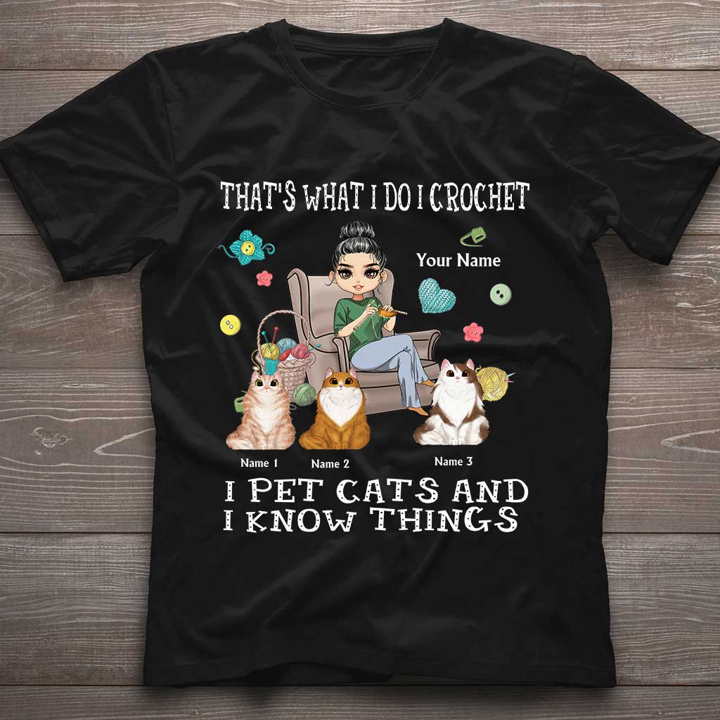 Voilà ce que je fais : je fais du crochet, je caresse des chats et je sais des choses - T-shirt et sweat à capuche personnalisés