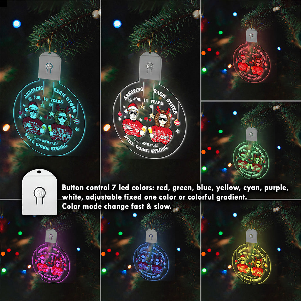 S'agacer mutuellement - Ornement de Noël rond en acrylique LED personnalisé pour couple