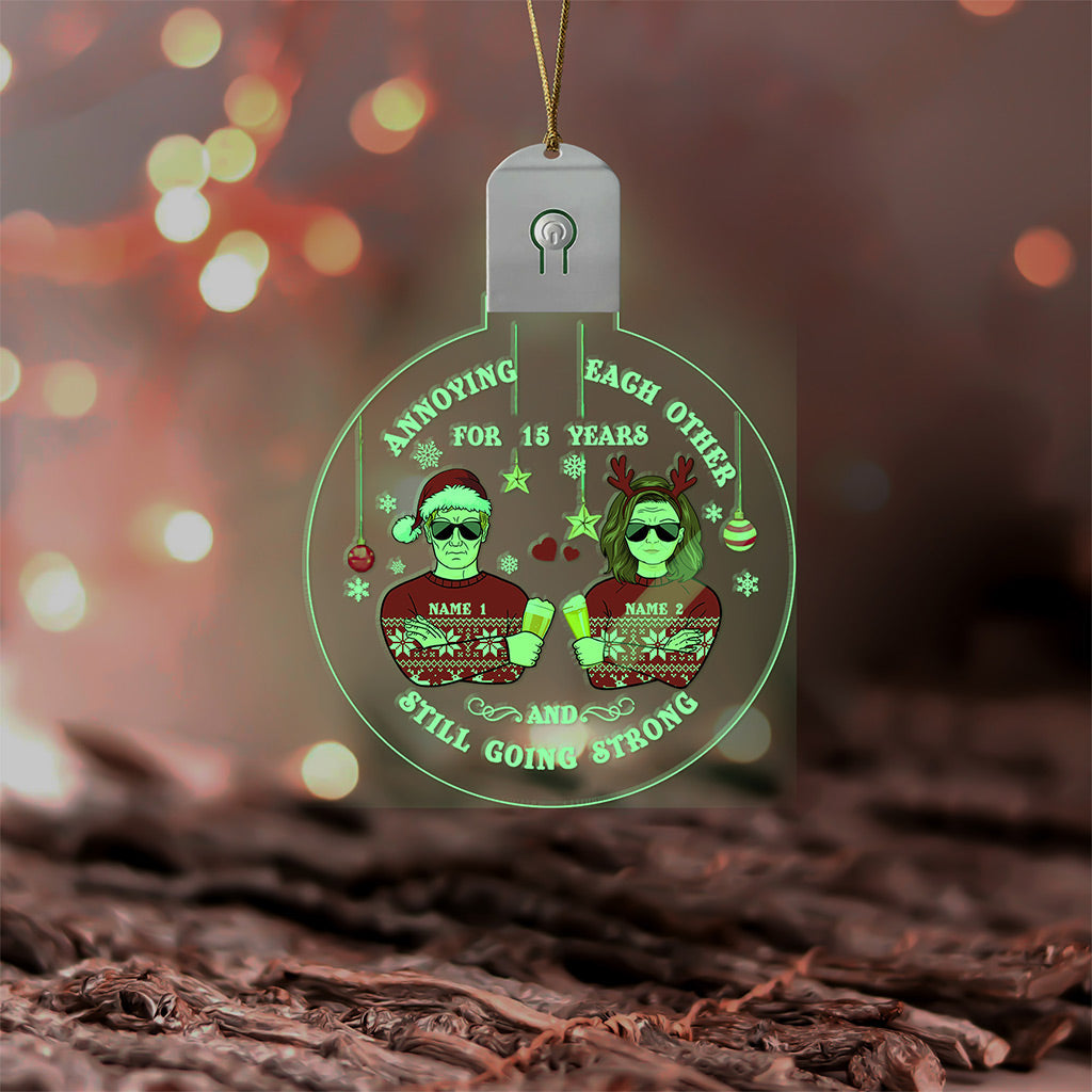 S'agacer mutuellement - Ornement de Noël rond en acrylique LED personnalisé pour couple