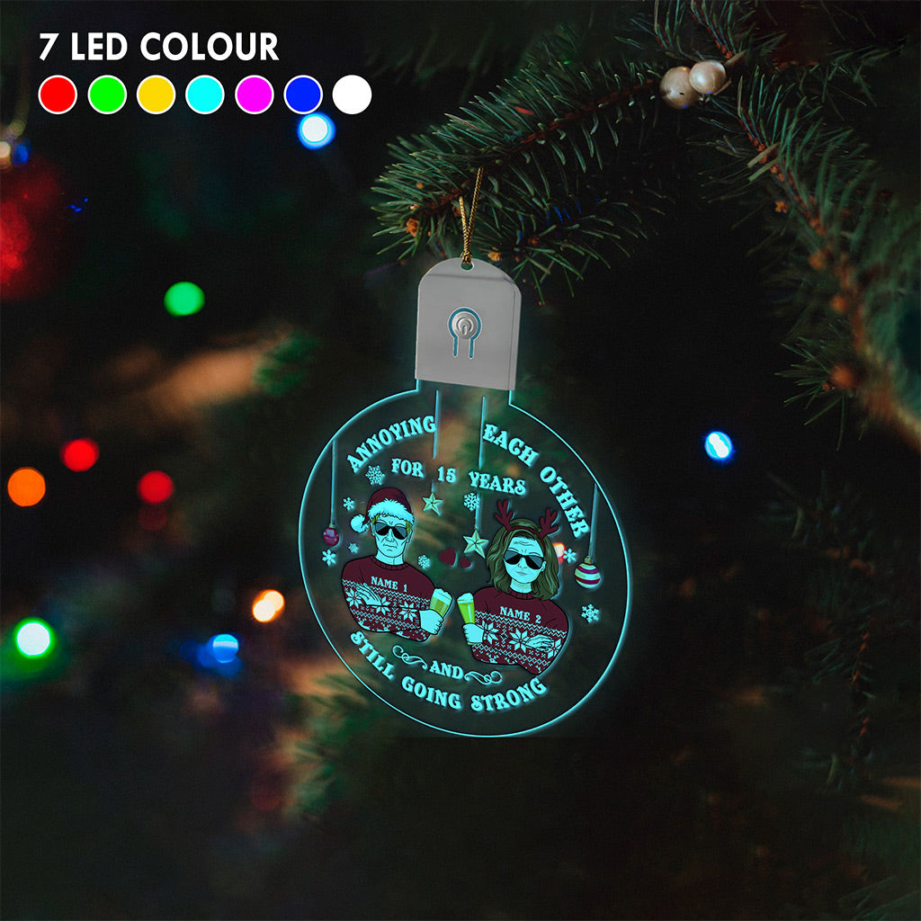 S'agacer mutuellement - Ornement de Noël rond en acrylique LED personnalisé pour couple