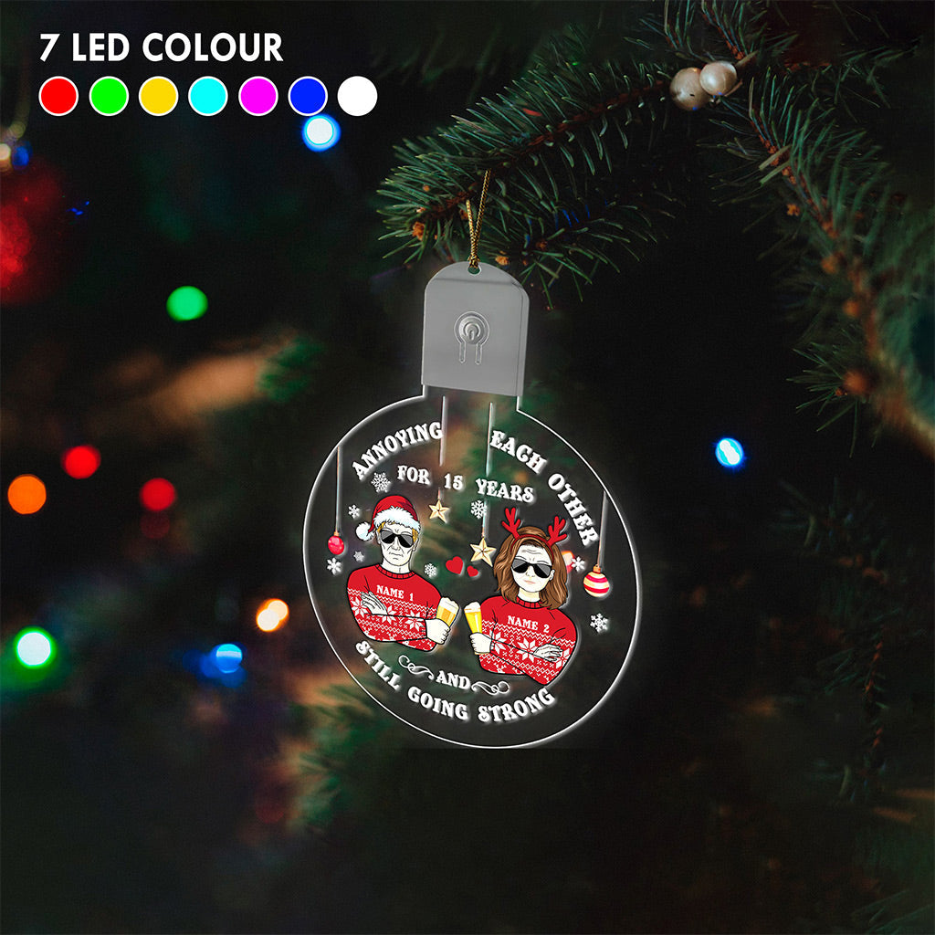 S'agacer mutuellement - Ornement de Noël rond en acrylique LED personnalisé pour couple