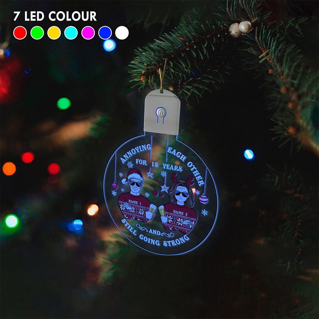 S'agacer mutuellement - Ornement de Noël rond en acrylique LED personnalisé pour couple