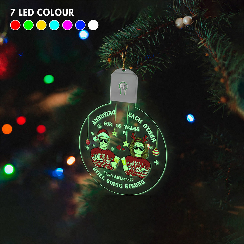 S'agacer mutuellement - Ornement de Noël rond en acrylique LED personnalisé pour couple