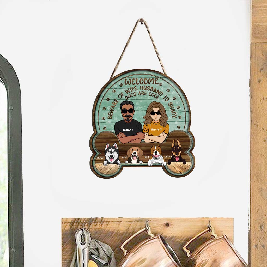 Bienvenue, soyez attentifs aux propriétaires - Panneau de Noël personnalisé pour chiens en bois