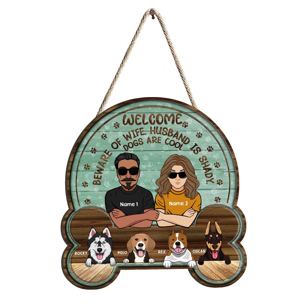 Bienvenue, soyez attentifs aux propriétaires - Panneau de Noël personnalisé pour chiens en bois