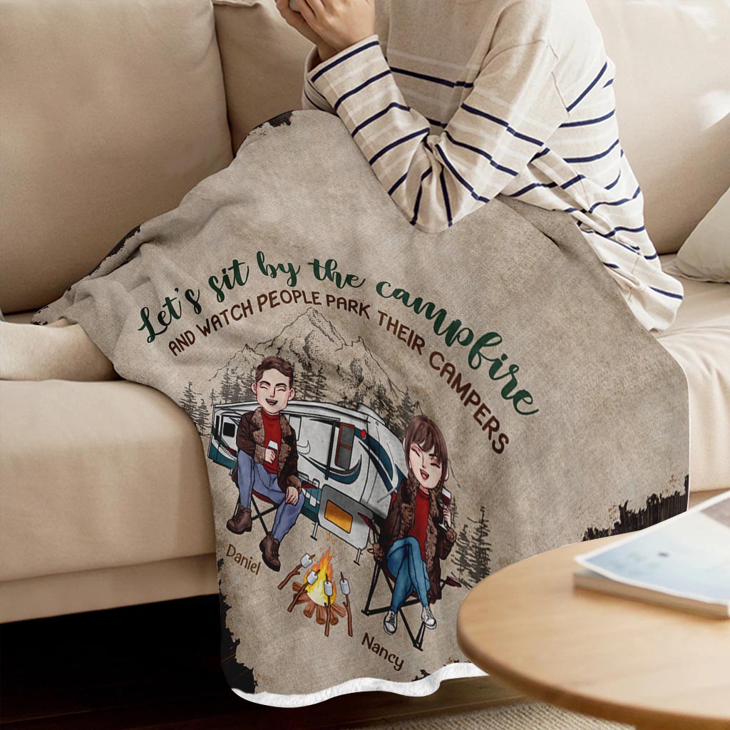 Asseyons-nous près du feu de camp et regardons les gens garer leurs caravanes - Couverture de camping personnalisée pour couples