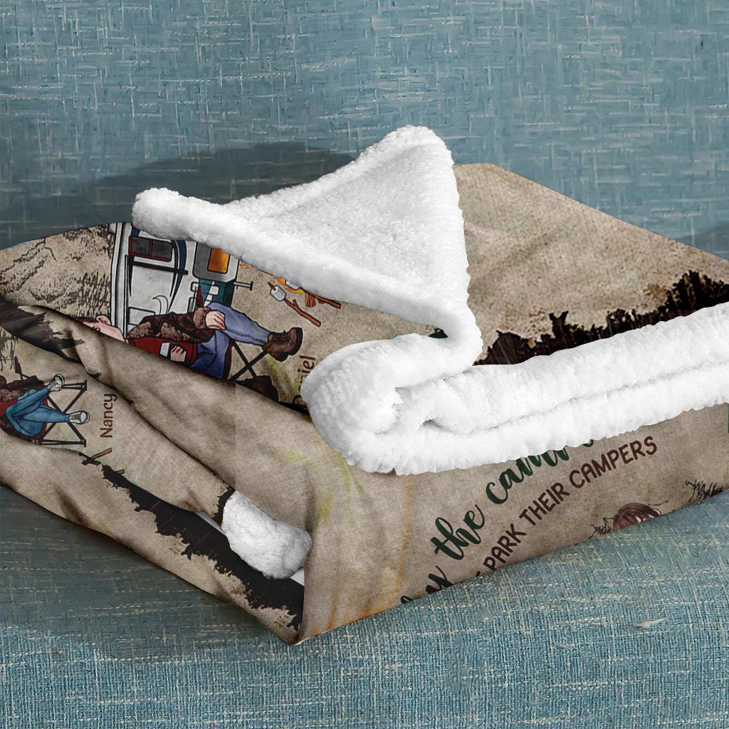 Asseyons-nous près du feu de camp et regardons les gens garer leurs caravanes - Couverture de camping personnalisée pour couples