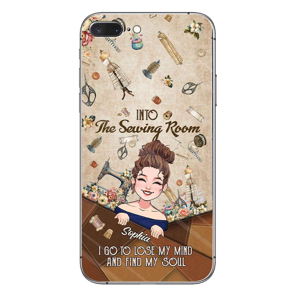 Et me voilà partie à l'atelier de couture ! - Étui de téléphone personnalisé sur le thème de la couture