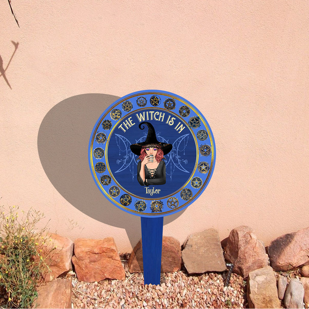 La sorcière est là - Panneau de jardin personnalisé en acrylique avec une sorcière