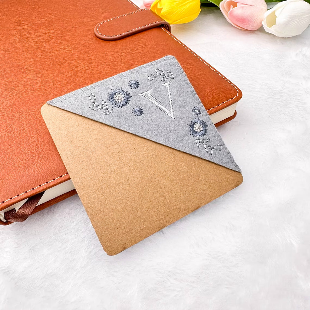 Marque-page personnalisé « Coin Livre » avec initiales, quatre saisons