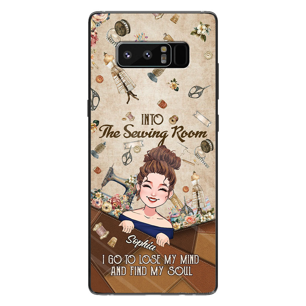 Et me voilà partie à l'atelier de couture ! - Étui de téléphone personnalisé sur le thème de la couture