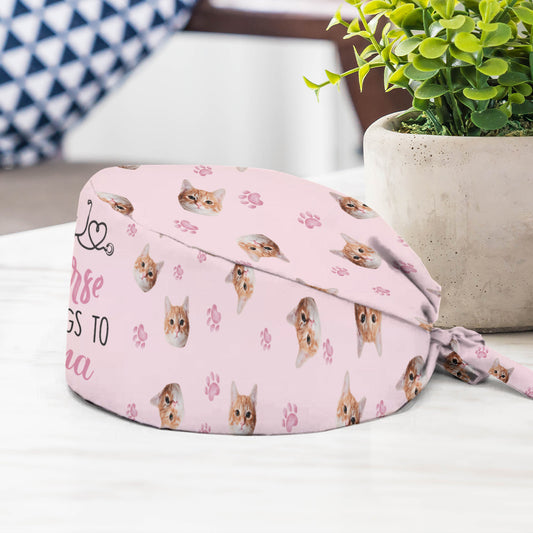 Ce bonnet de bloc opératoire personnalisé pour infirmière appartient à un être humain