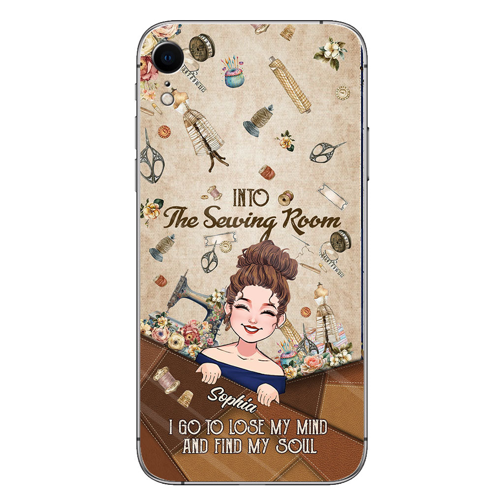 Et me voilà partie à l'atelier de couture ! - Étui de téléphone personnalisé sur le thème de la couture