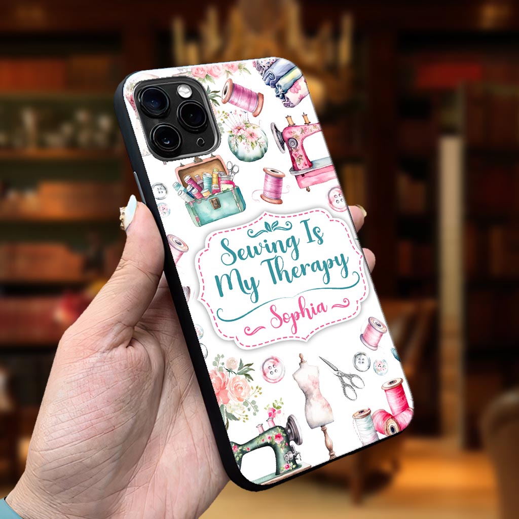 La couture, ma thérapie - Coque de téléphone personnalisée à la couture