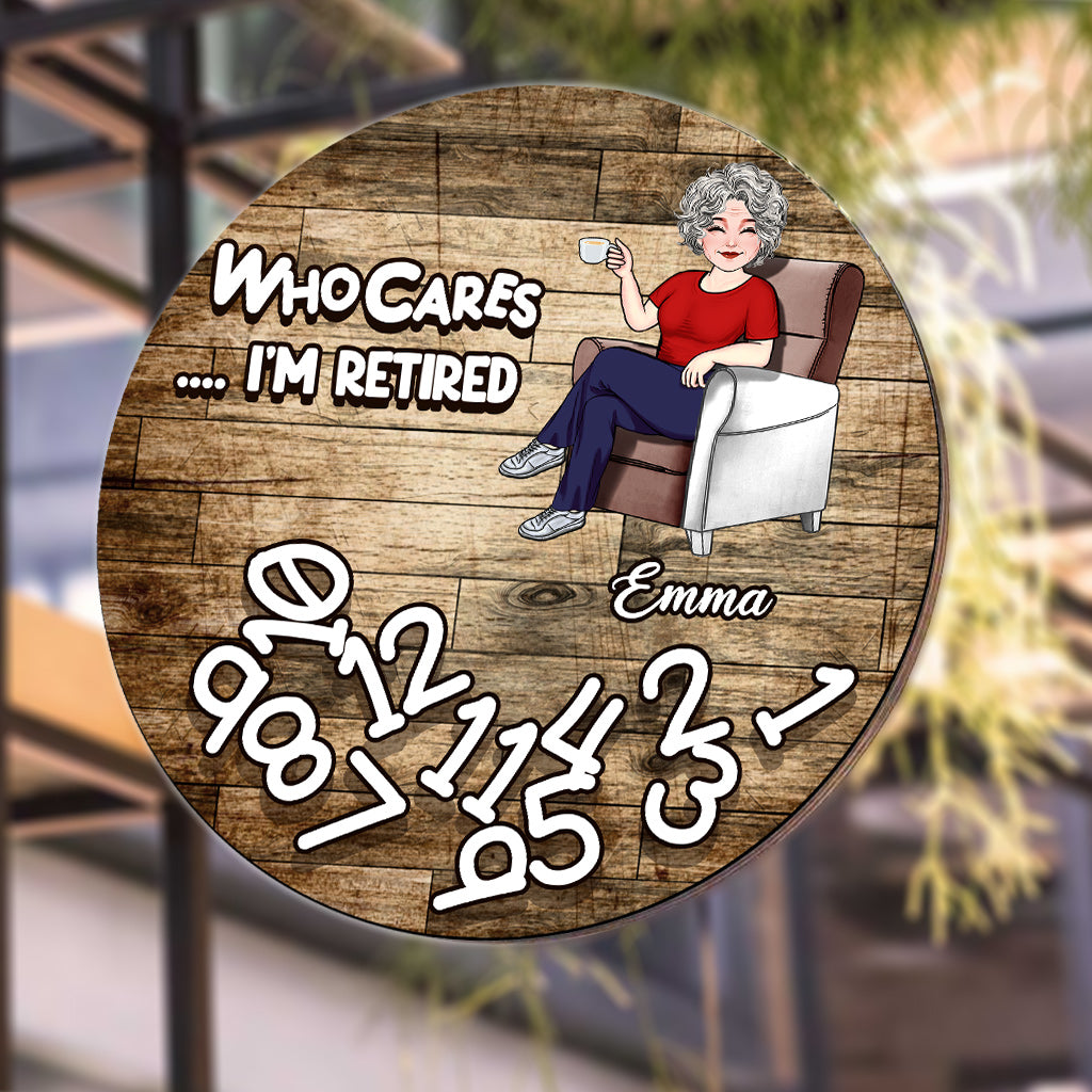 « Qui s'en soucie, je suis à la retraite ? » - Panneau rond en métal personnalisé pour les retraités