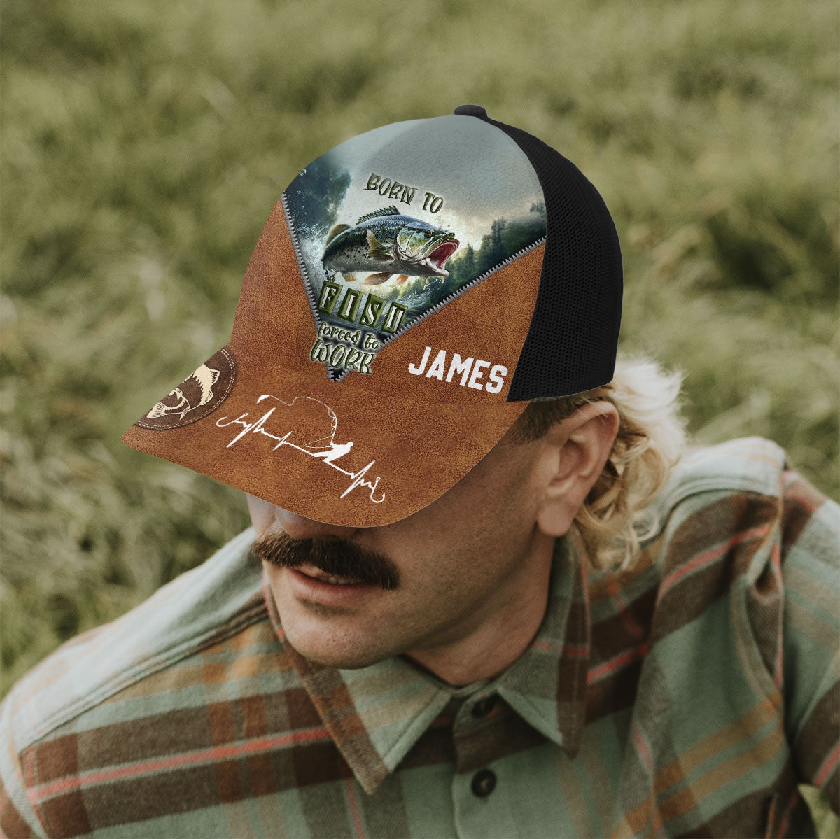Né pour pêcher, forcé de travailler - Casquette de camionneur personnalisée sur le thème de la pêche (maille noire)