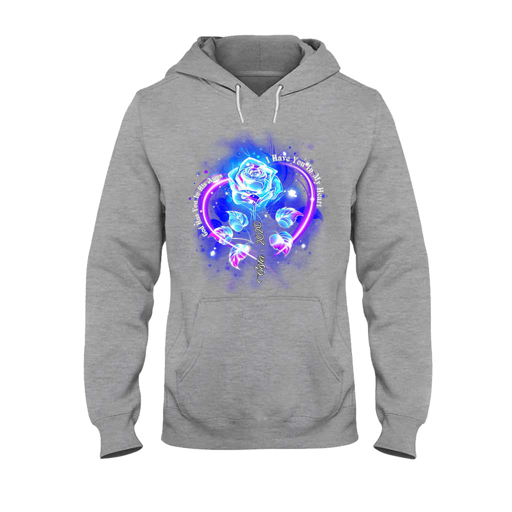 Dieu te tient dans ses bras, je te porte dans mon cœur - T-shirt et sweat à capuche personnalisés en hommage