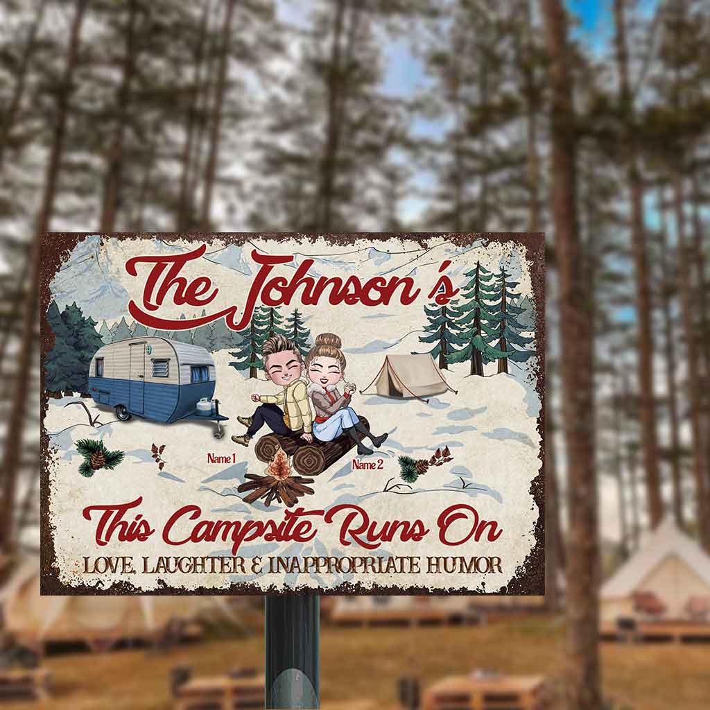 Ce camping fonctionne grâce à l'amour et aux rires - Panneau métallique rectangulaire personnalisé pour couples