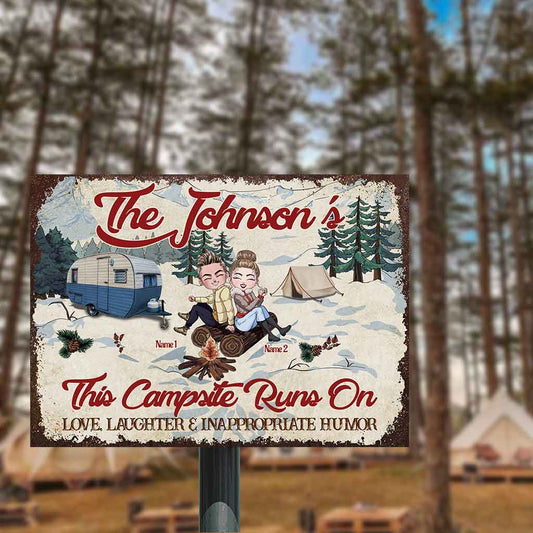 Ce camping fonctionne grâce à l'amour et aux rires - Panneau métallique rectangulaire personnalisé pour couples