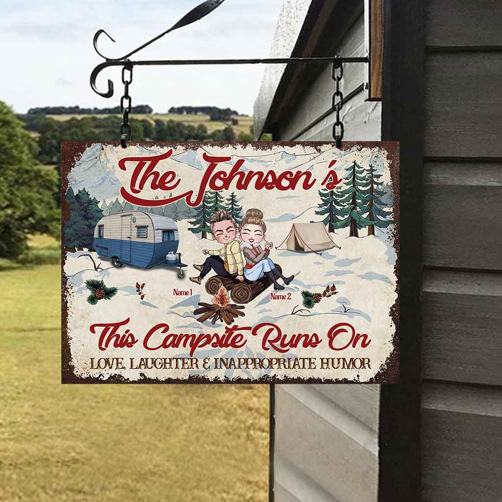 Ce camping fonctionne grâce à l'amour et aux rires - Panneau métallique rectangulaire personnalisé pour couples