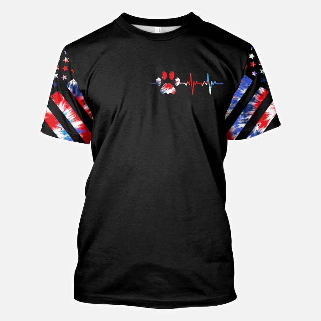 T-shirt et sweat à capuche tie-dye rouge, blanc et bleu avec motif chien intégral