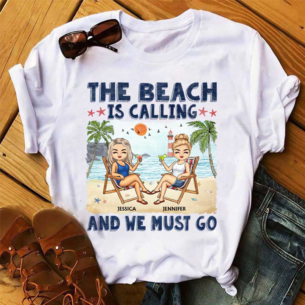 La plage nous appelle et on doit y aller, meilleures amies ! - T-shirt et sweat à capuche personnalisés pour meilleures amies