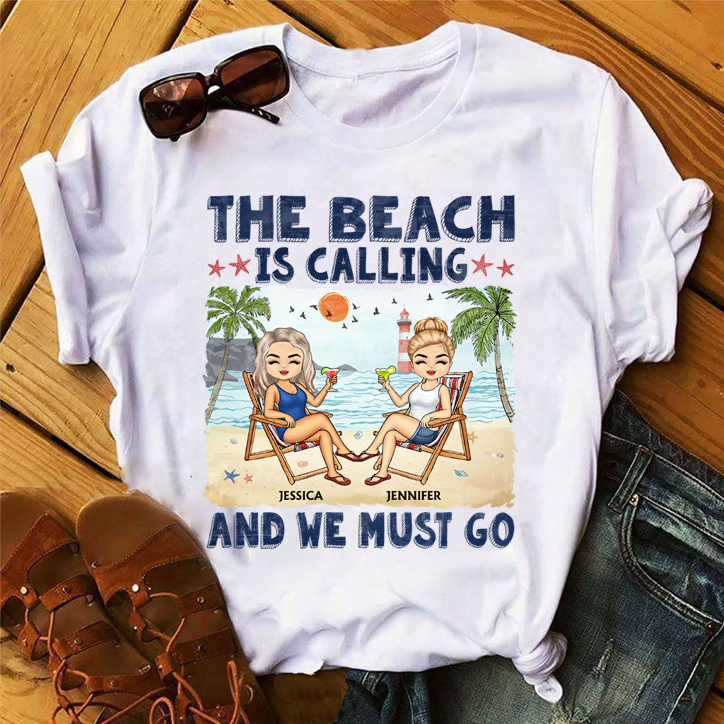 La plage nous appelle et on doit y aller, meilleures amies ! - T-shirt et sweat à capuche personnalisés pour meilleures amies