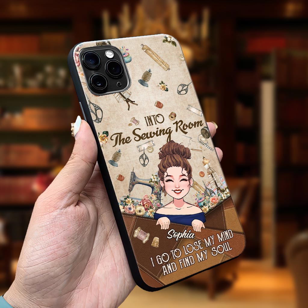 Et me voilà partie à l'atelier de couture ! - Étui de téléphone personnalisé sur le thème de la couture