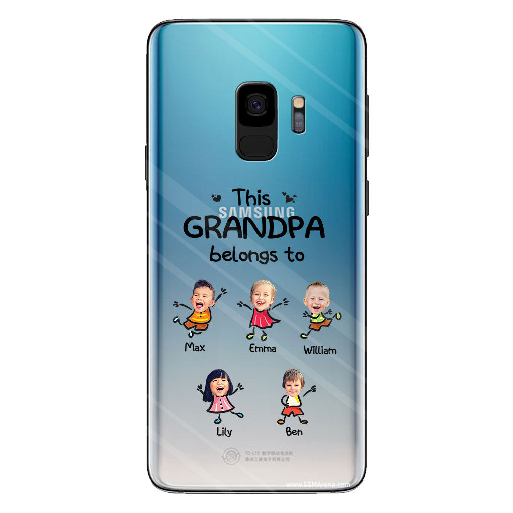 Cette coque de téléphone transparente personnalisée « Ce grand-père appartient à »