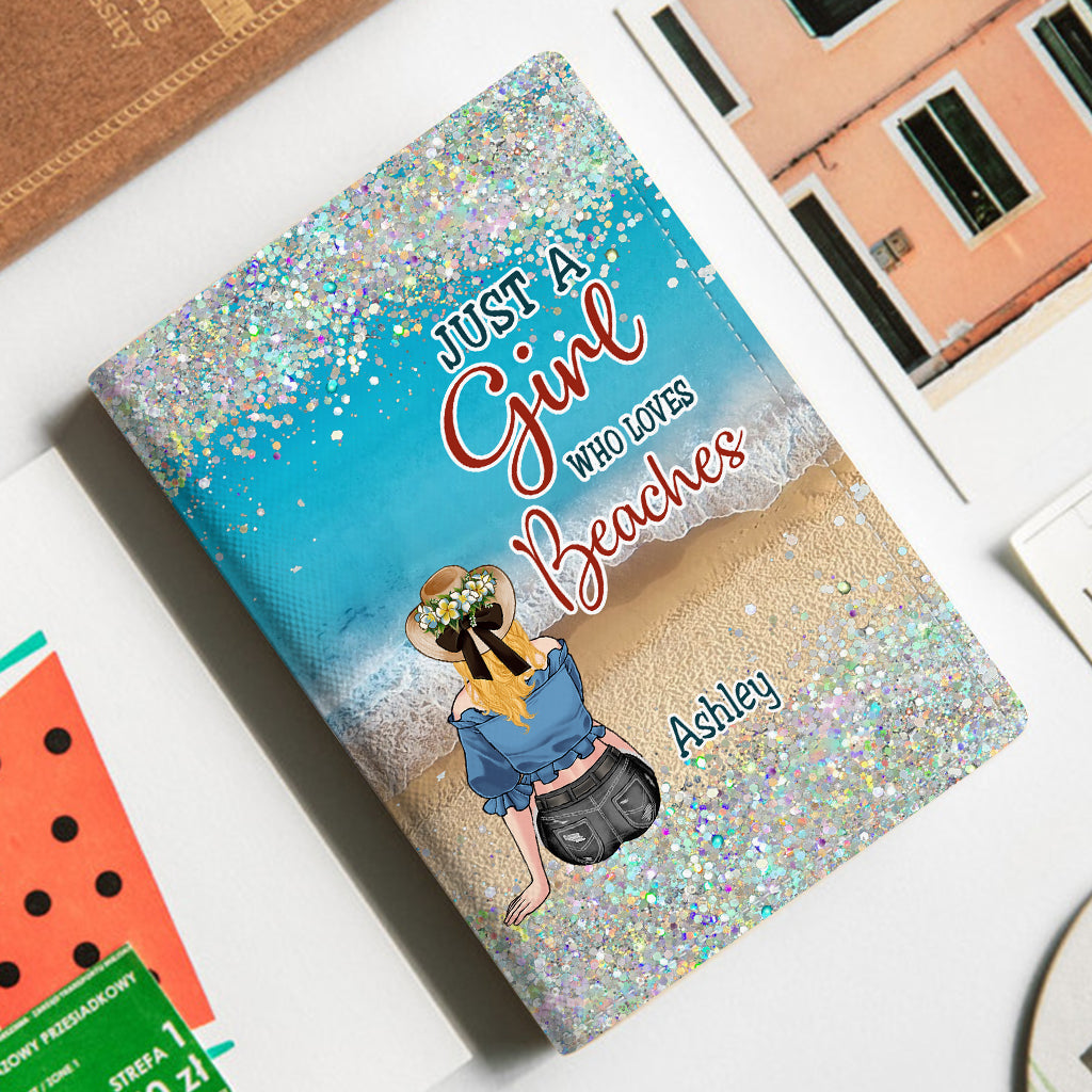 Une fille qui aime les plages - Porte-passeport personnalisé pour les amoureux de la mer