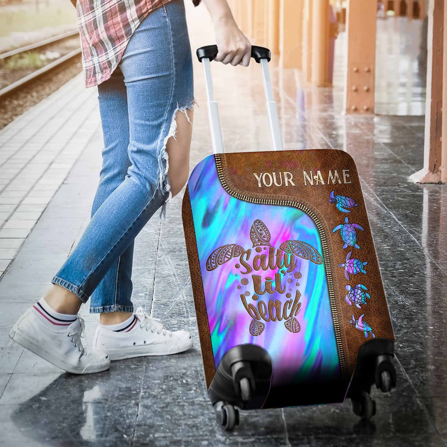 Salty Lil' Beach - Housse de bagage en cuir personnalisée avec motif tortue