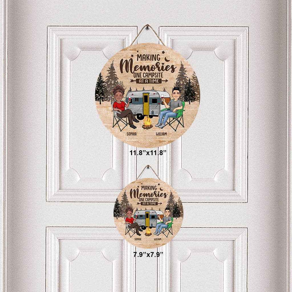 Panneau rond en bois personnalisé « Happy Camper » - Cadeau de camping pour mari, femme, petit ami