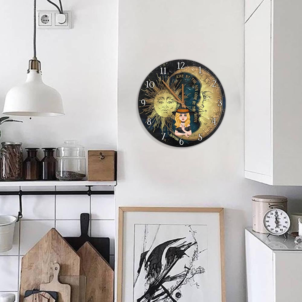 Vivre selon le soleil, aimer selon la lune - Horloge murale de sorcière personnalisée