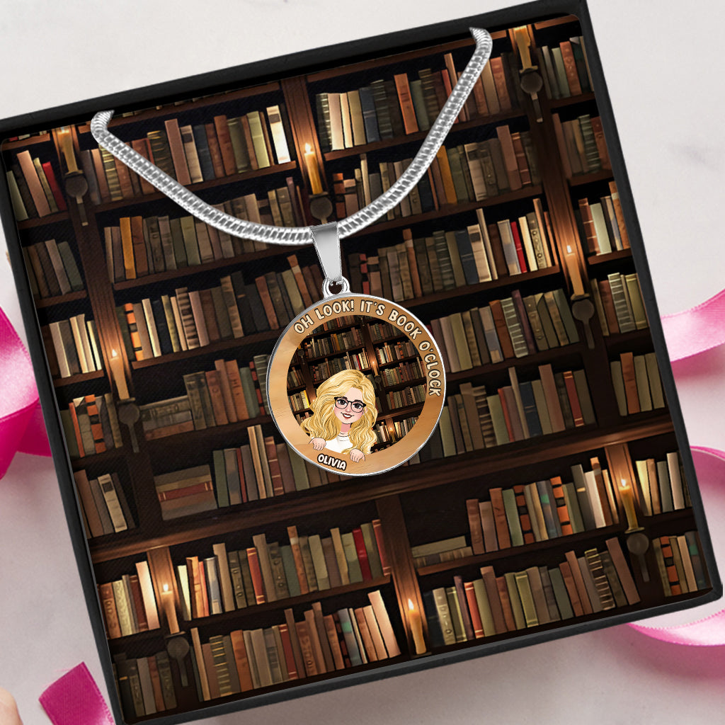 C'est l'heure du livre ! - Collier pendentif rond personnalisé en forme de livre