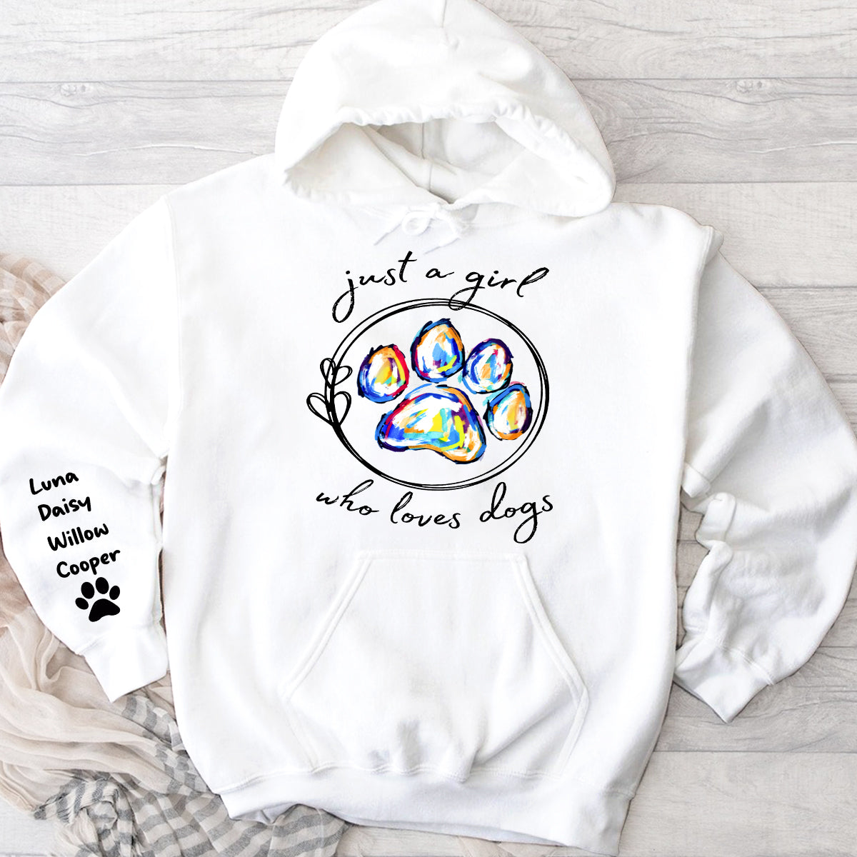 T-shirt personnalisé « Juste une fille qui aime les chiens » avec un motif de chien.