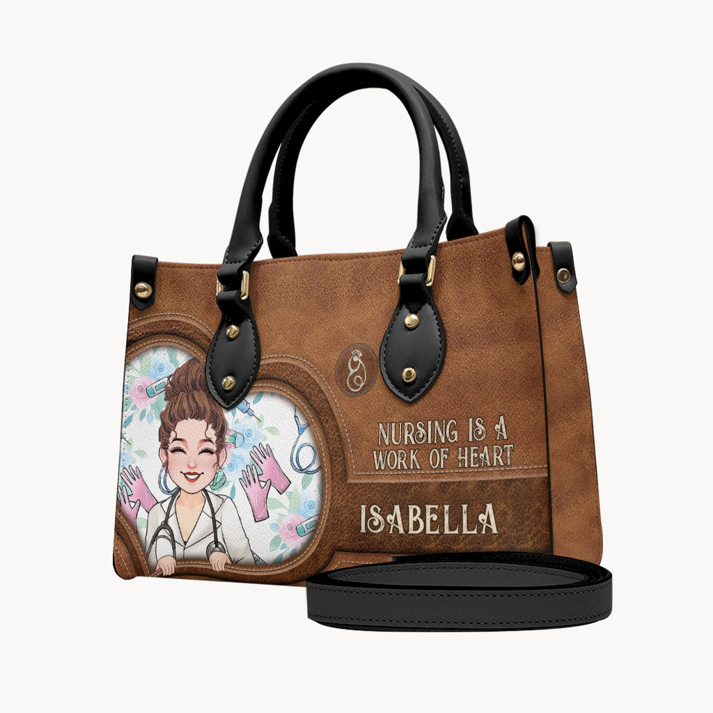 Le métier d'infirmière est un travail de cœur - Sac à main en cuir personnalisé pour infirmière