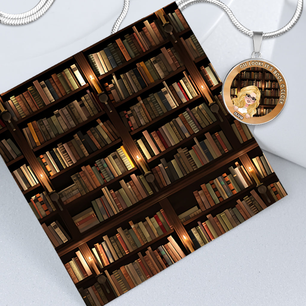 C'est l'heure du livre ! - Collier pendentif rond personnalisé en forme de livre