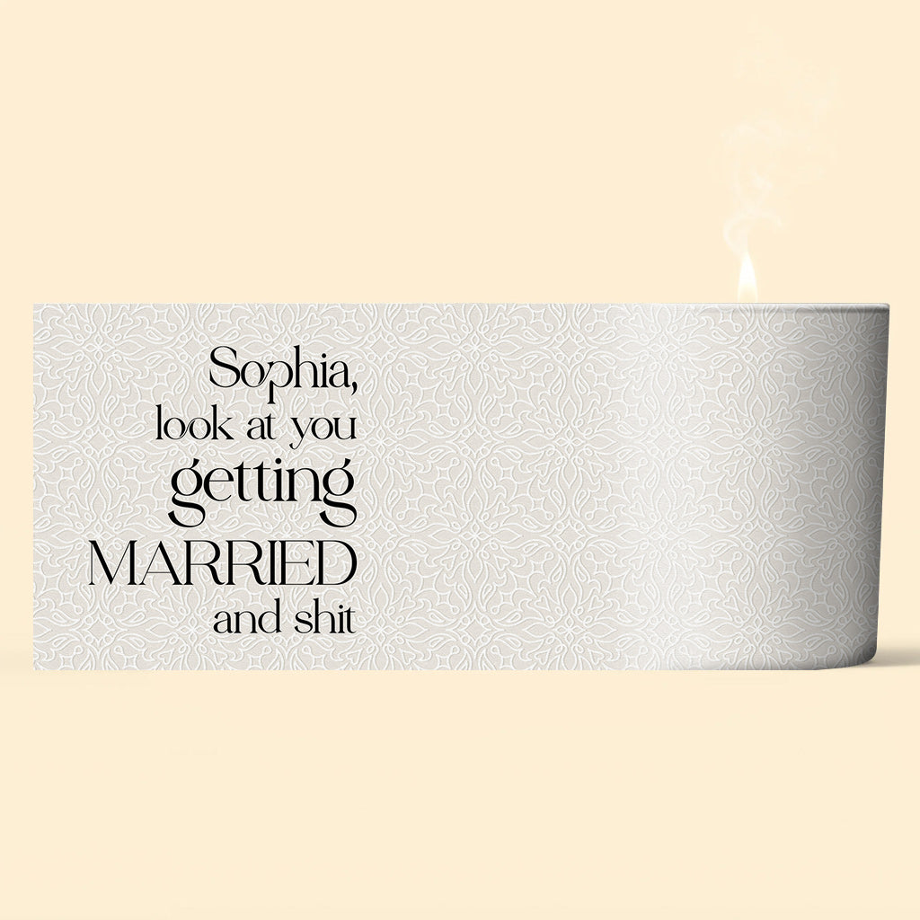 « Regardez-vous vous marier ! » - Cadeau de mariage pour les mariés - Bougie personnalisée avec couvercle en bois