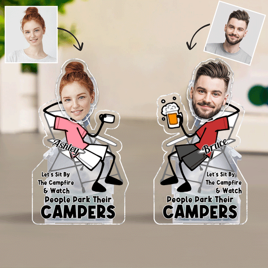 Asseyons-nous près du feu de camp et regardons les gens garer leurs caravanes - Tête de camping personnalisée à secouer