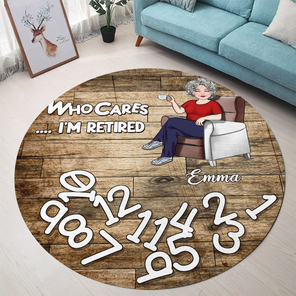 « Qui s'en soucie, je suis à la retraite ? » - Tapis rond personnalisé pour retraités