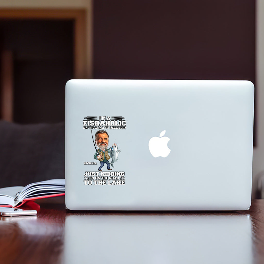 Je suis un accro à la pêche en voie de guérison - Autocollant de pêche personnalisé
