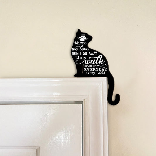 Ceux qu'on aime ne disparaissent jamais - Cadeau pour les amoureux des chats qui ont perdu leur compagnon - Décoration de cadre de porte personnalisée