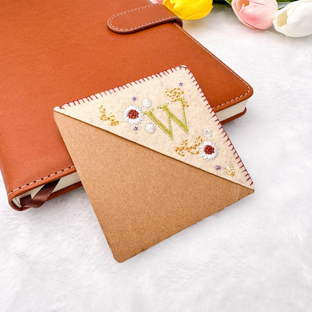 Marque-page personnalisé « Coin Livre » avec initiales, quatre saisons